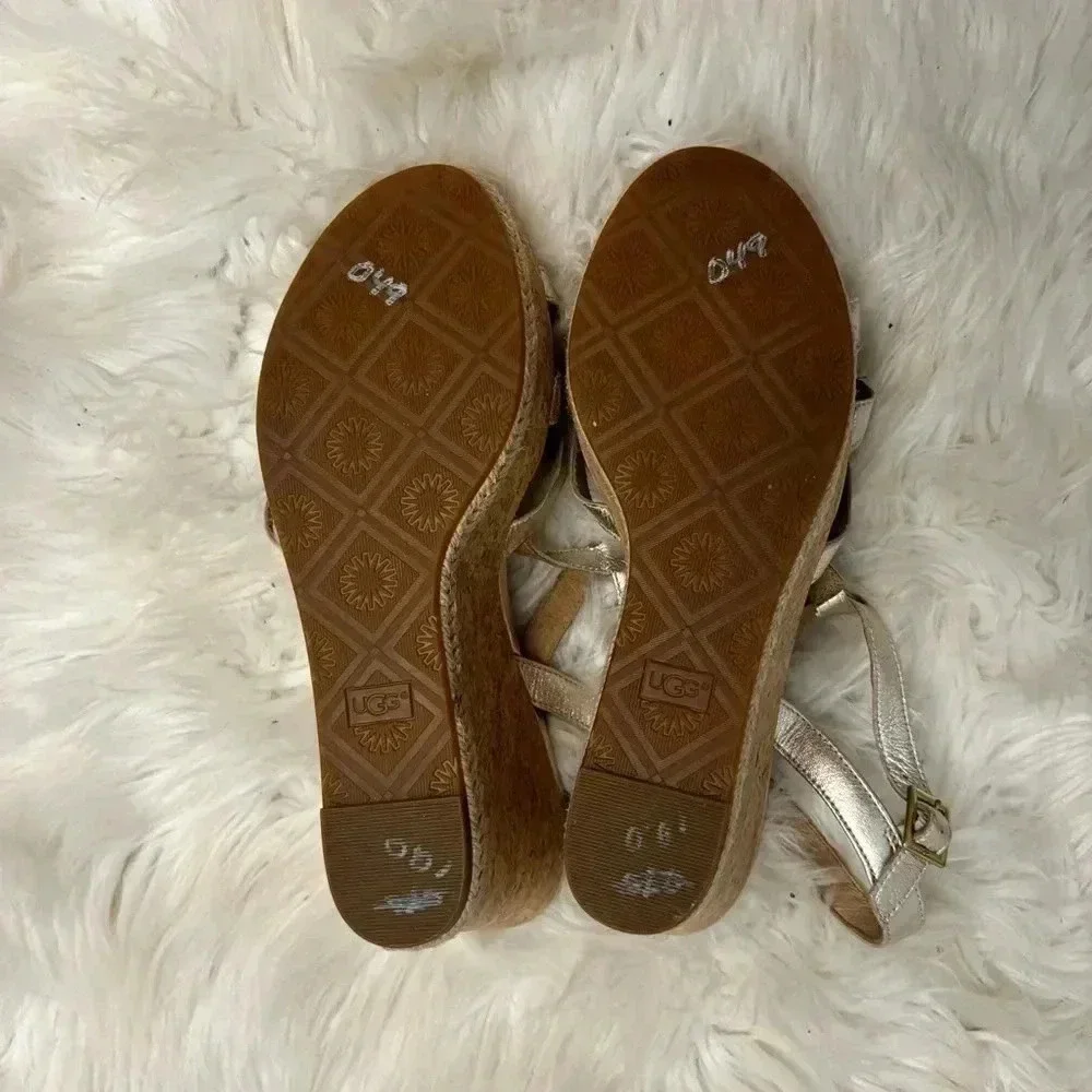 Ugg champagne gold Melissa metallic t strap wedges sz 10